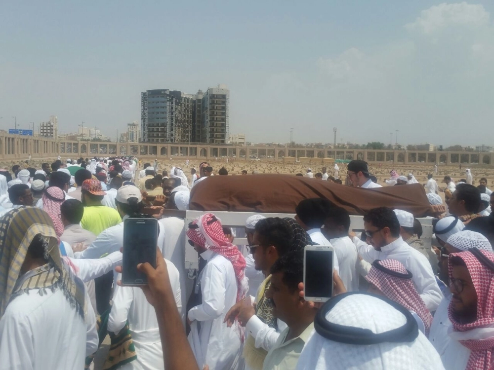  جثمان الفقيد داخل البقيع