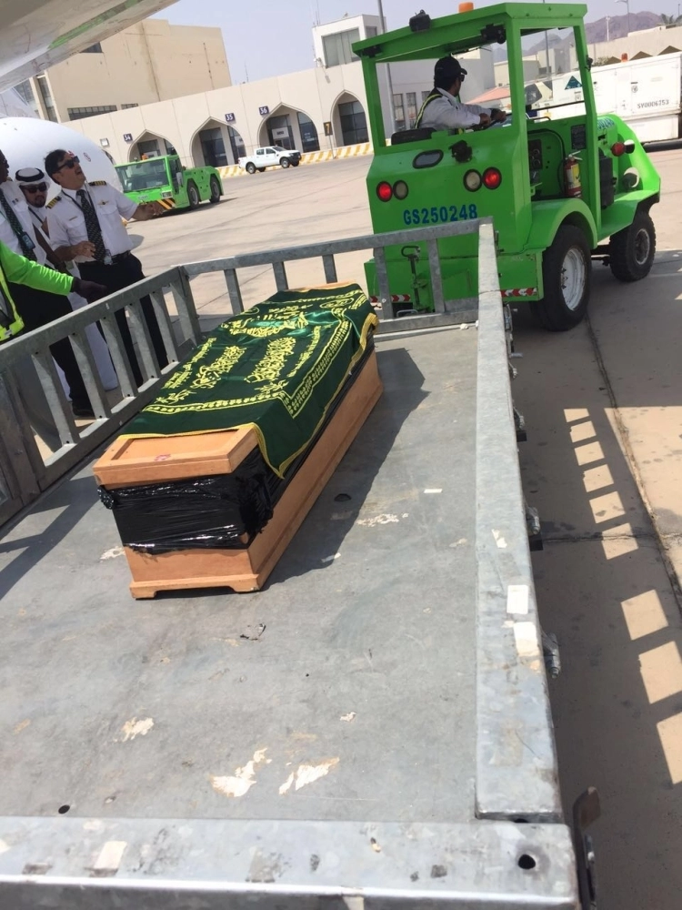 إنزال جثمان الراحل من الطائرة قبل الصلاة عليه 