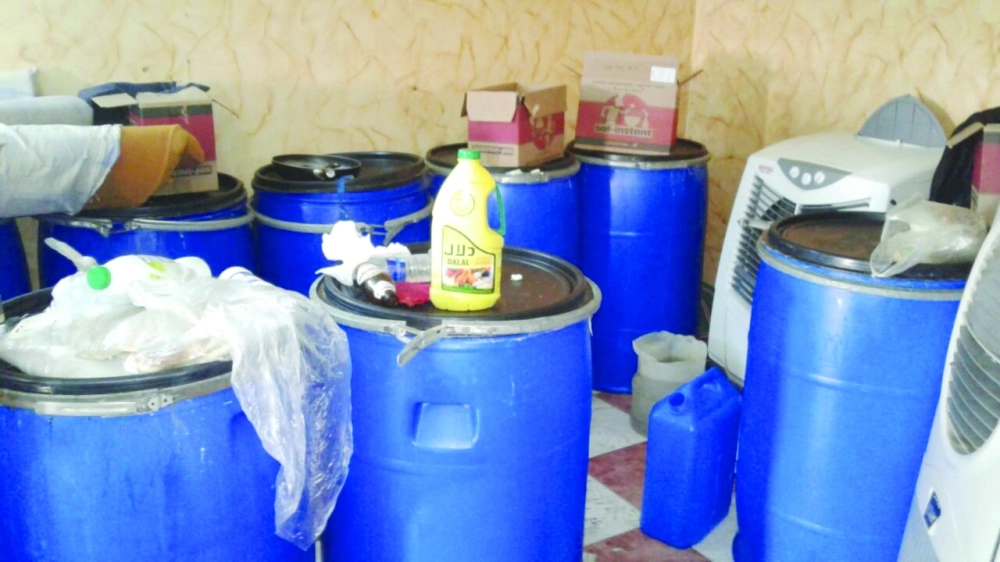 براميل ممتلئة بالخمور خلال ضبطها (مكة)