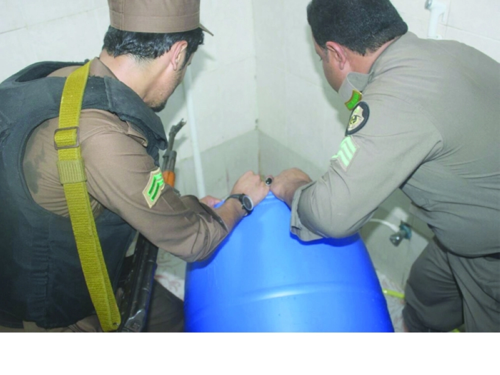 رجلا أمن خلال إفراغهما كمية الخمور المضبوطة (مكة)