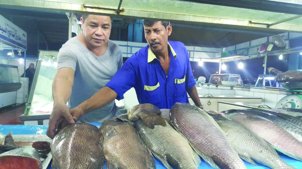 عرض للسمك داخل سوق جدة للأسماك (علي القرني)