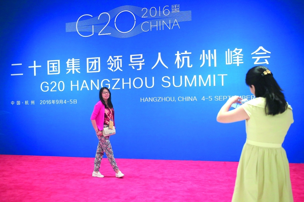 سيدتان تلتقطان صورا تذكارية                           