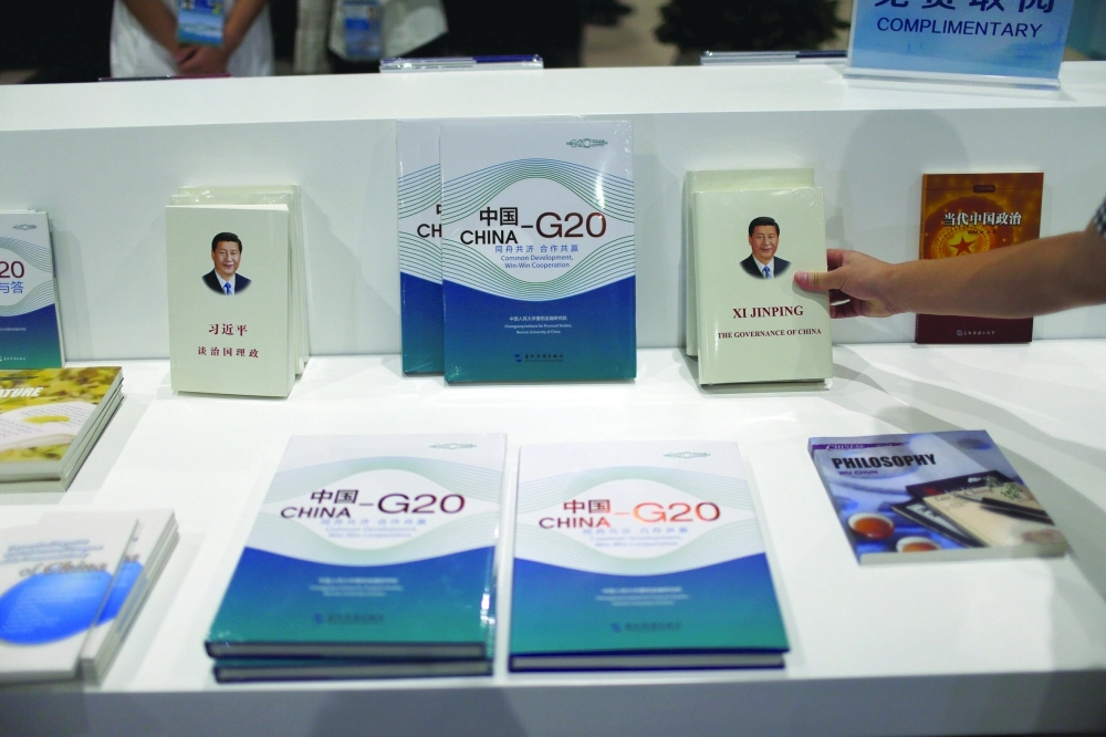 مطبوعات عن القمة                                   (رويترز)