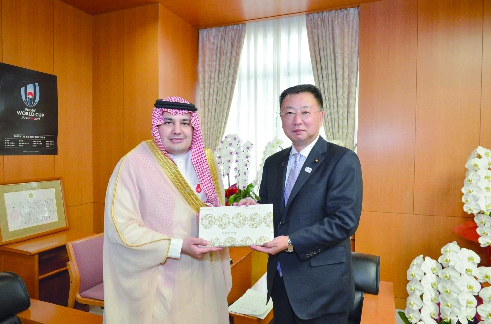 وزير الثقافة والإعلام أثناء لقائه نظيره الياباني (واس)