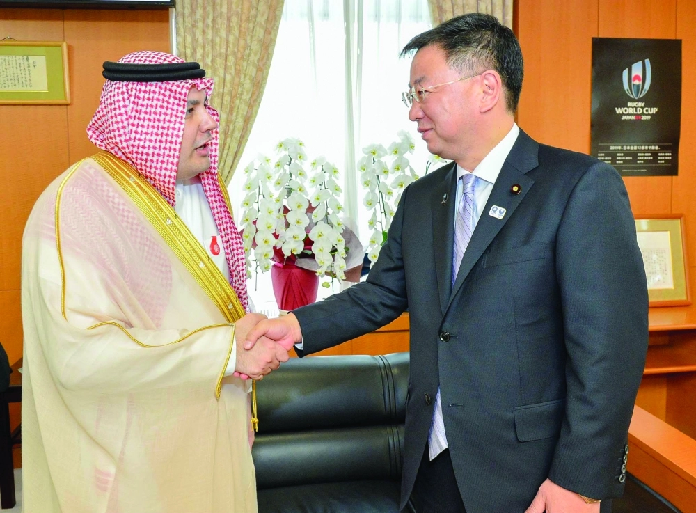 وزير الثقافة والإعلام أثناء لقائه نظيره الياباني       (واس) 