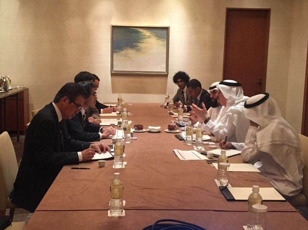 مفرج الحقباني وياسو تويوساوا خلال اللقاء (واس)