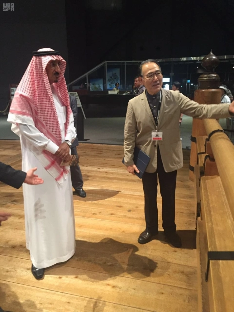 فهد السماري يستمع لشرح مسؤول أحد المتاحف   (واس) 