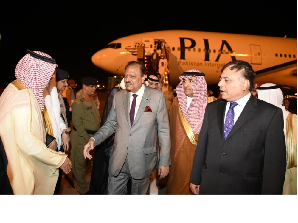 لحظة وصول الرئيس الباكستاني إلى المدينة المنورة        (واس)