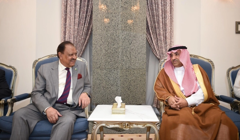 وكيل أمارة منطقة المدينة المنورة مستقبلا الرئيس الباكستاني          (واس)