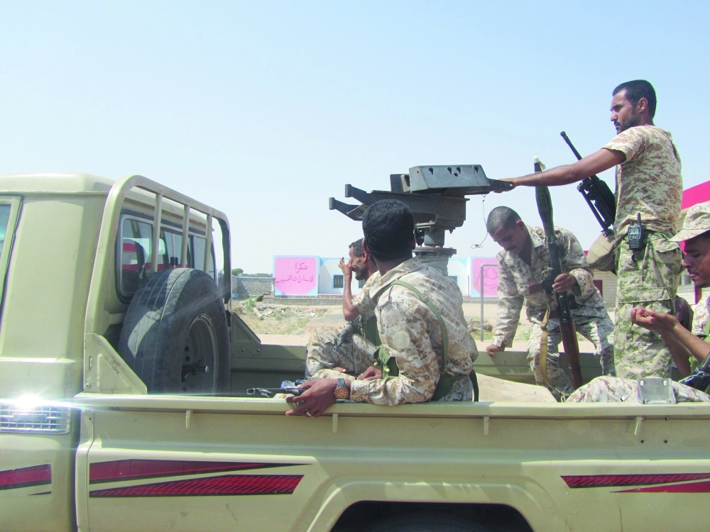 جنود من الشرعية بجبهة طور الباحة حيفان في محافظة لحج (أديب محمد)