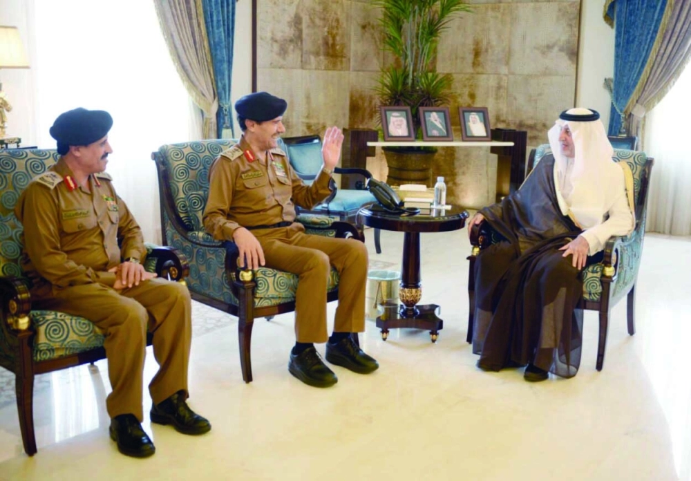 خالد الفيصل لدى اطلاعه على خطة الدفاع المدني في الحج             (مكة)