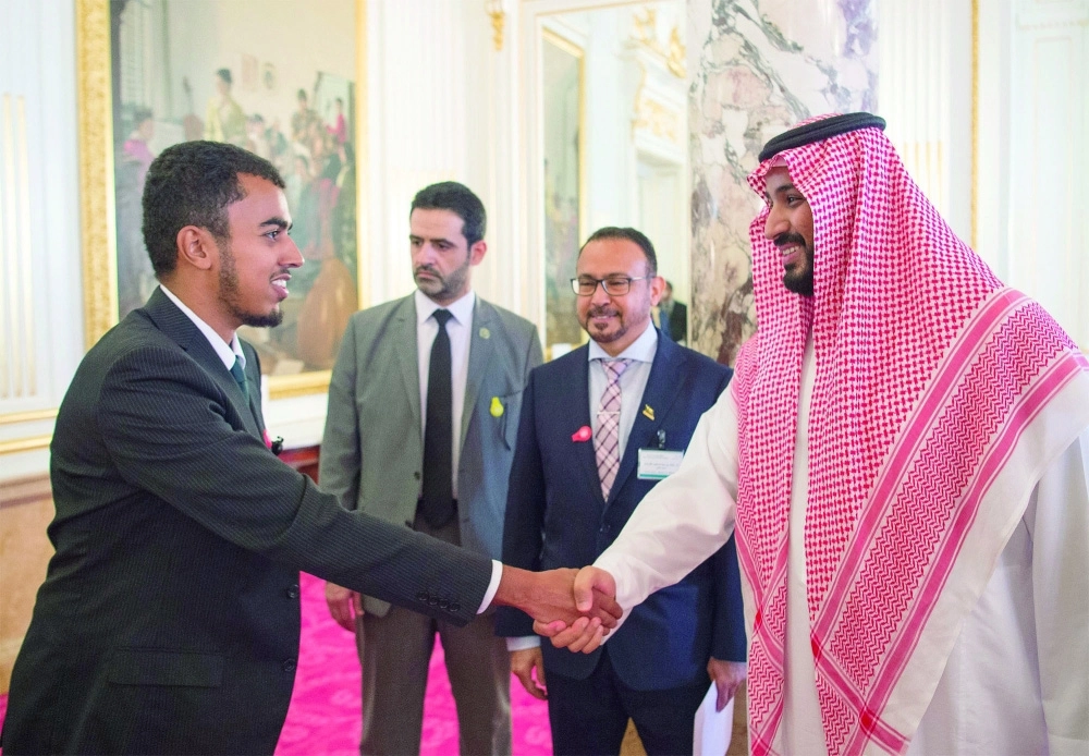الأمير محمد بن سلمان خلال لقائه عددا من الطلبة