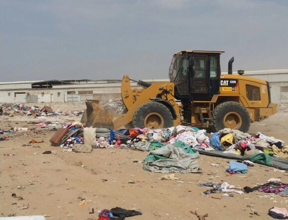 جانب من عمليات الإزالة في سوق الصواريخ (مكة)