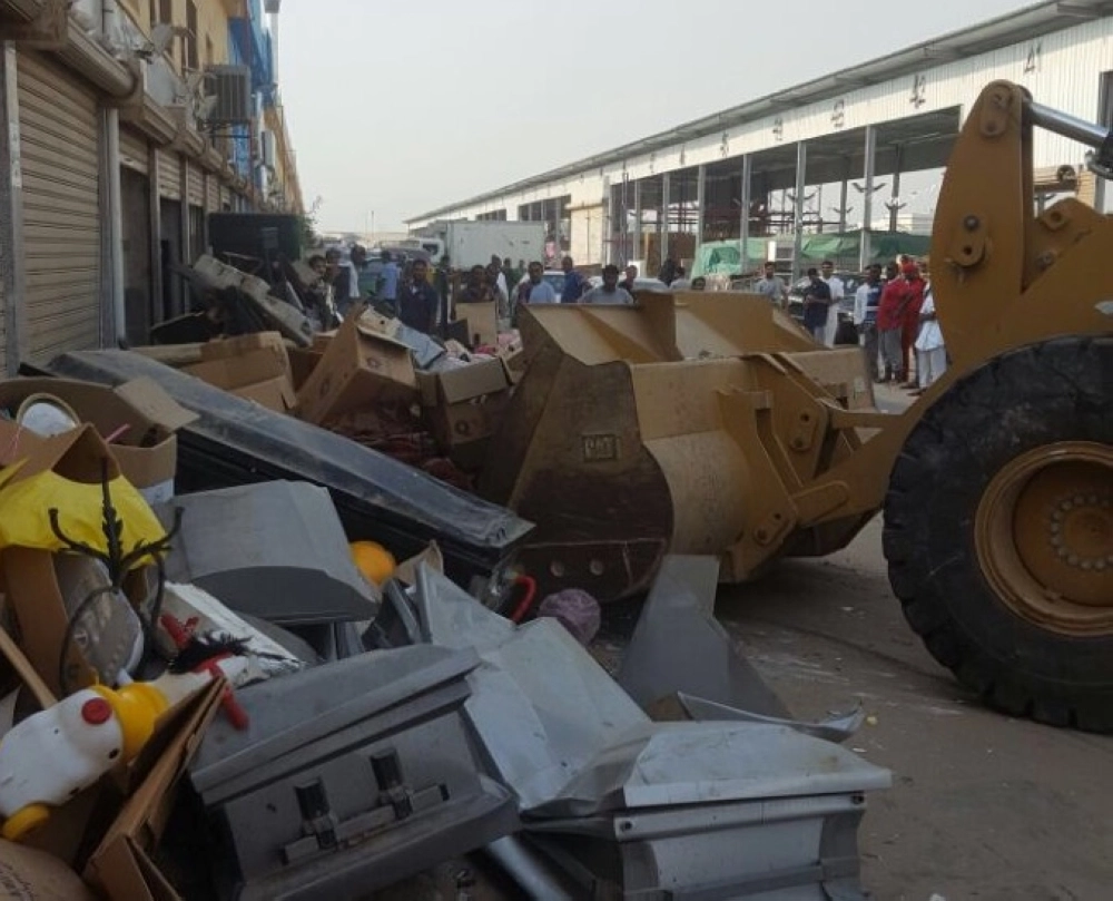 جانب من عمليات الإزالة في سوق الصواريخ (مكة)