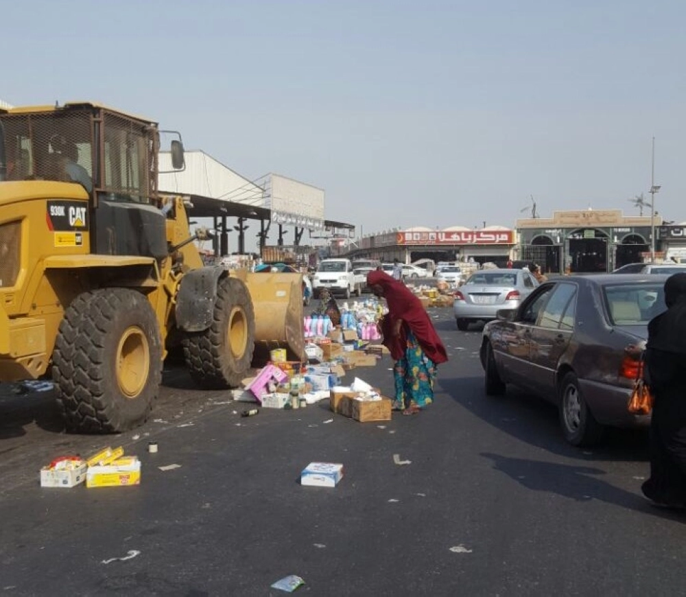 جانب من عمليات الإزالة في سوق الصواريخ (مكة)