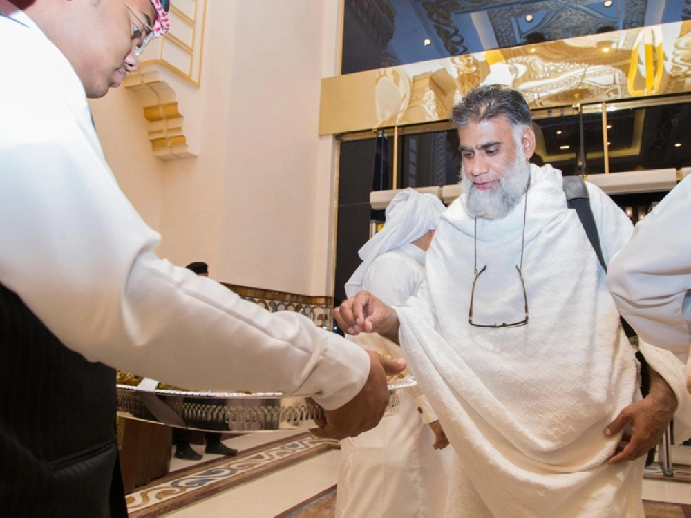جانب من استقبال ضيوف خادم الحرمين لدى وصولهم إلى مكة  