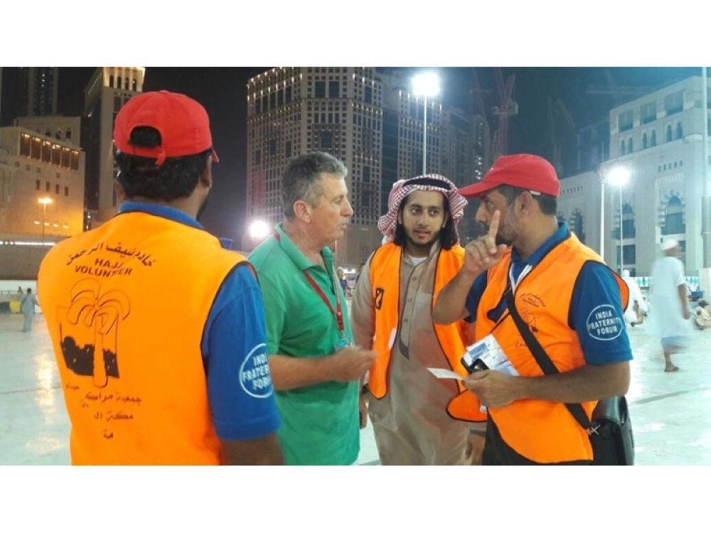 متطوعون خلال عملية إرشاد التائهين عند الحرم (مكة)