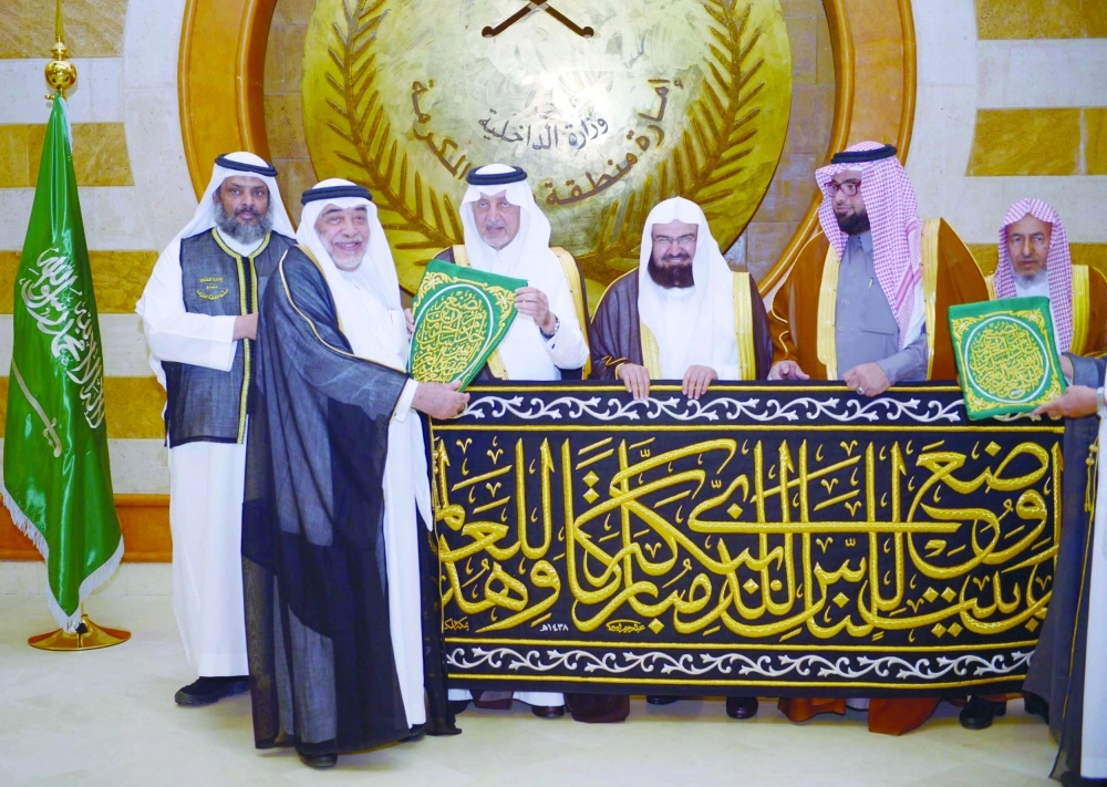 خالد الفيصل أثناء مراسم التسليم                            (مكة) 