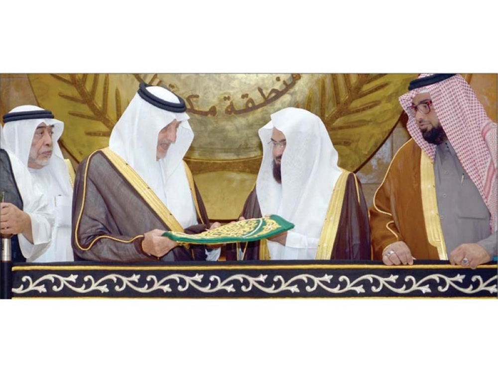 نيابة عن خادم الحرمين الشريفين شهد مستشاره أمير منطقة مكة المكرمة خالد الفيصل مراسم تسليم كسوة الكعبة المشرفة أمس (مكة)