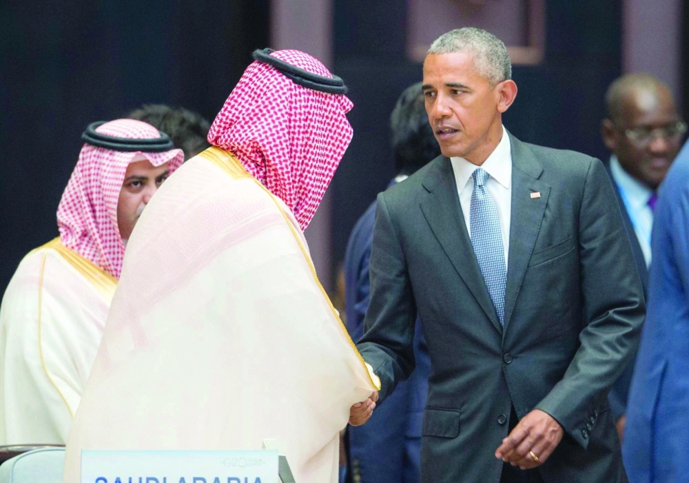 .. ومصافحا الرئيس الأمريكي باراك أوباما        