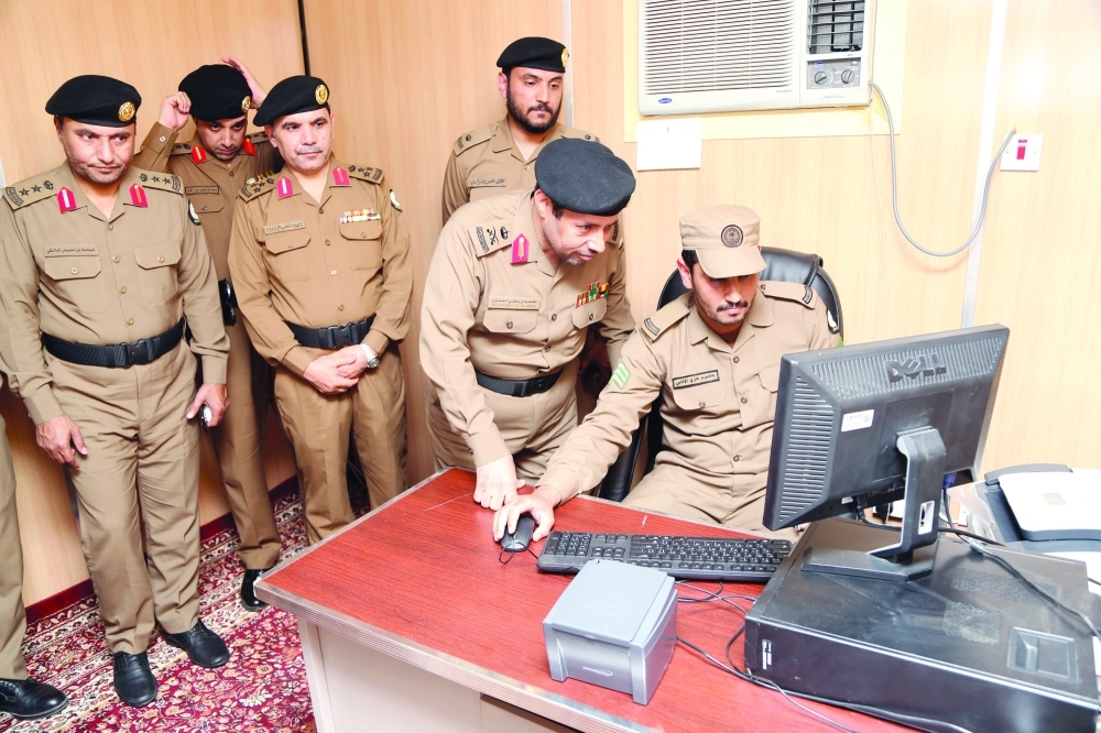  محمد العنزي يتابع إجراءات مركز توقيف الكر            (أحمد جابر)