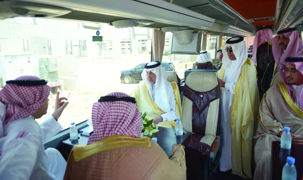 خالد الفيصل خلال الجولة على صناعية عسفان             (ثامر الفرج)