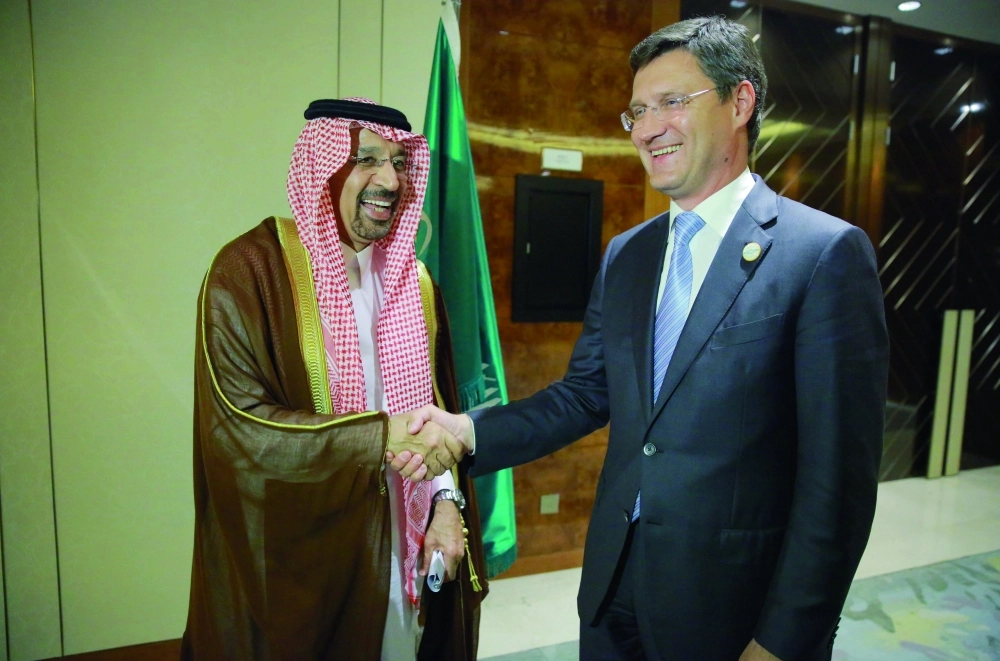 الفالح ونظيره الروسي بعد توقيع الاتفاقية                         (واس)