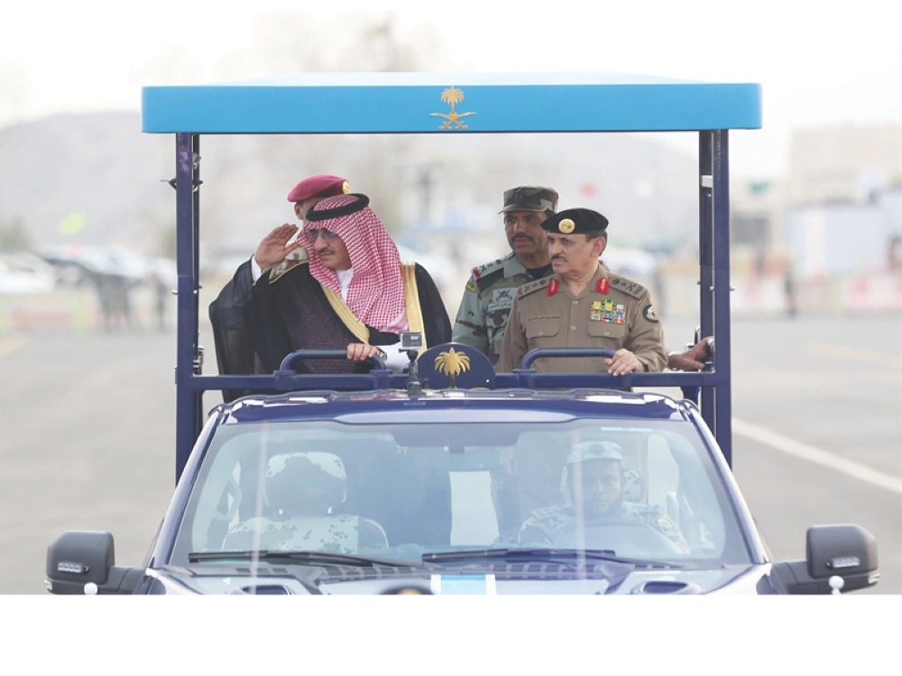     ولي العهد متفقدا جاهزية قوات أمن الحج في مكة المكرمة أمس (ياسر بخش)