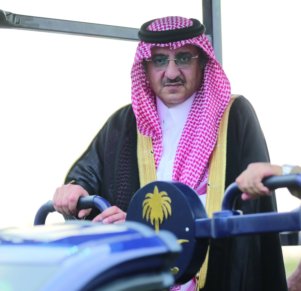 ولي العهد خلال تفقده جاهزية القوات المشاركة في الحج أمس ( ياسر بخش) 