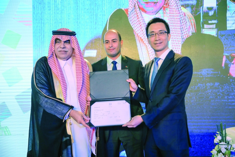 القصبي أثناء منحه الترخيص لإحدى الشركات الصينية      