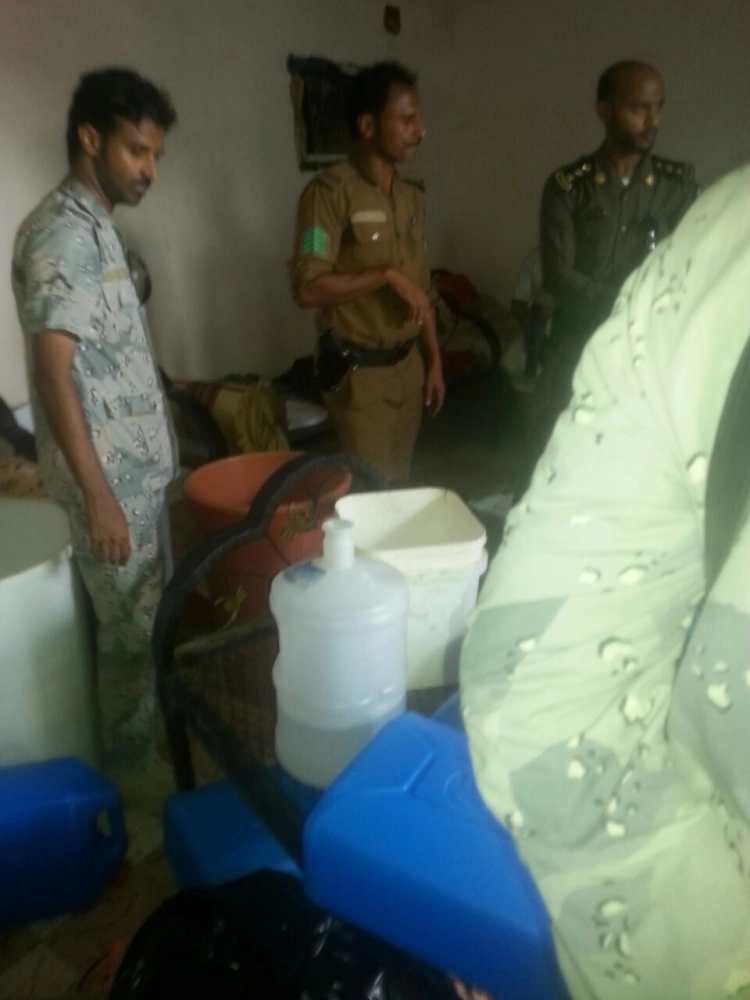 رجال الأمن خلال الضبط  (مكة)