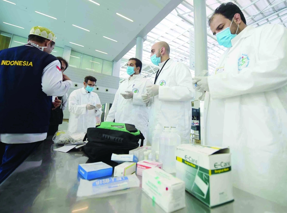 مفتشون يفحصون أجهزة طبية بمطار الملك عبدالعزيز                                                  (مكة)