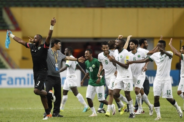 فرحة لاعبي المنتخب السعودي بالفوز على العراق أمس في ماليزيا تضمن التصفيات المؤهلة إلى كأس العالم 2018 بروسيا     (أ ب)