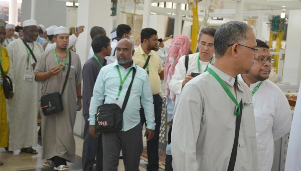 ضيوف خادم الحرمين خلال تجولهم في المصنع (واس)