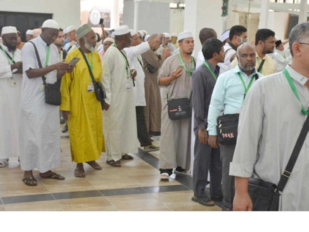 ضيوف خادم الحرمين خلال تجولهم في المصنع (واس) 