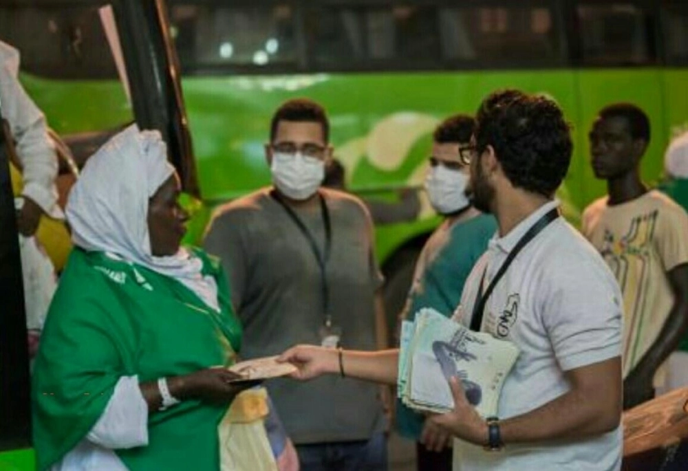 جانب من توزيع المطويات التوعوية على الحجاج (مكة)