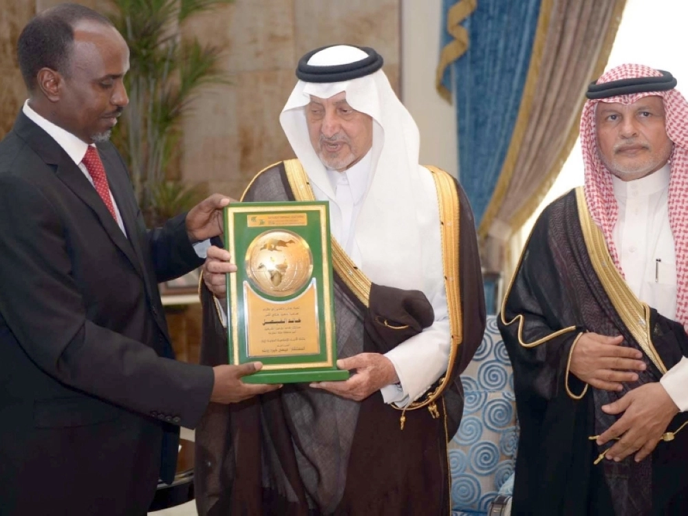 خالد الفيصل لدى استقباله في مكتبه بجدة عيسى روبله (واس) 111