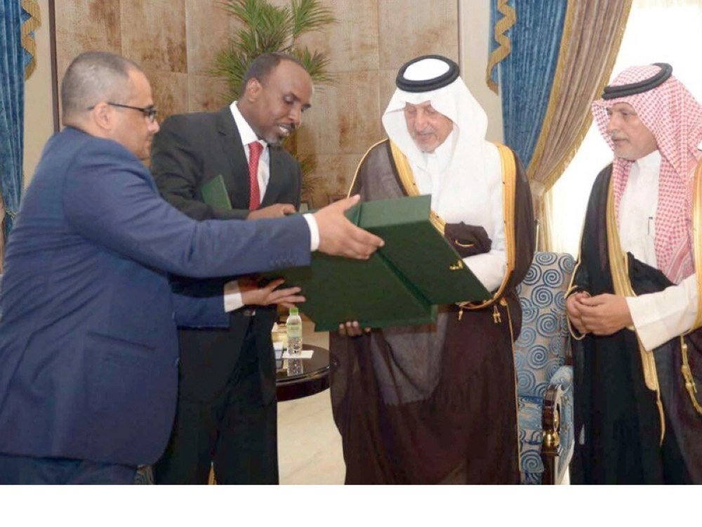 خالد الفيصل لدى استقباله في مكتبه بجدة عيسى روبله (واس)