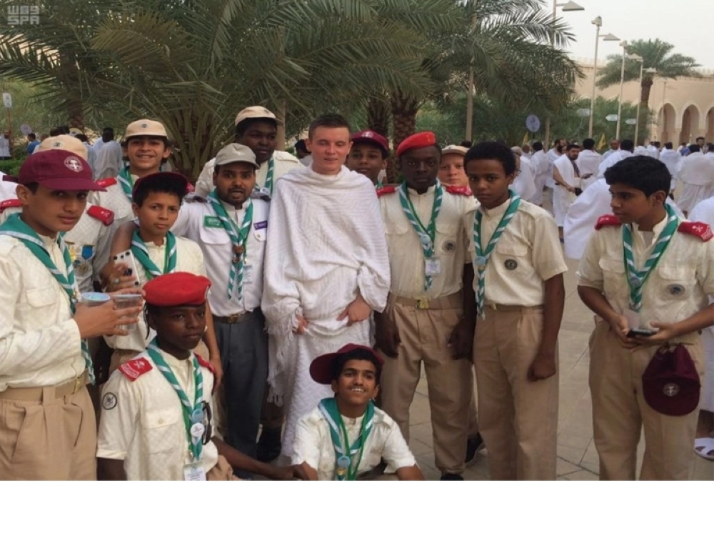 بولات نصيب الله محاطا بالكشافة  (واس)