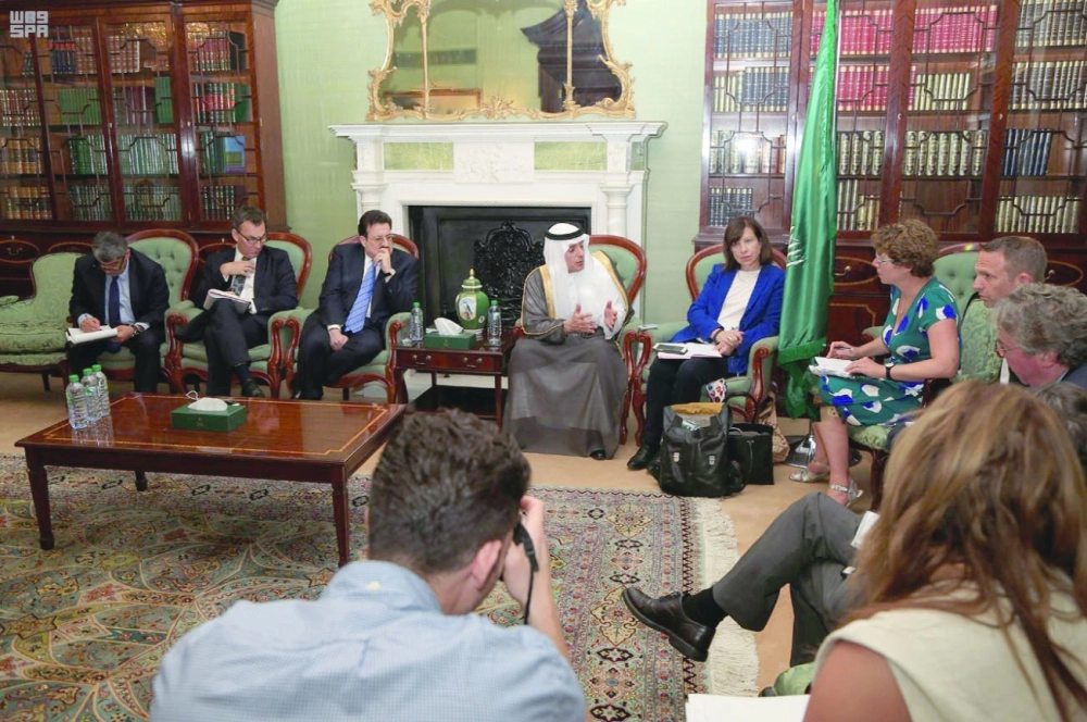 عادل الجبير أثناء لقائه صحفيين في لندن                                                                        (واس)