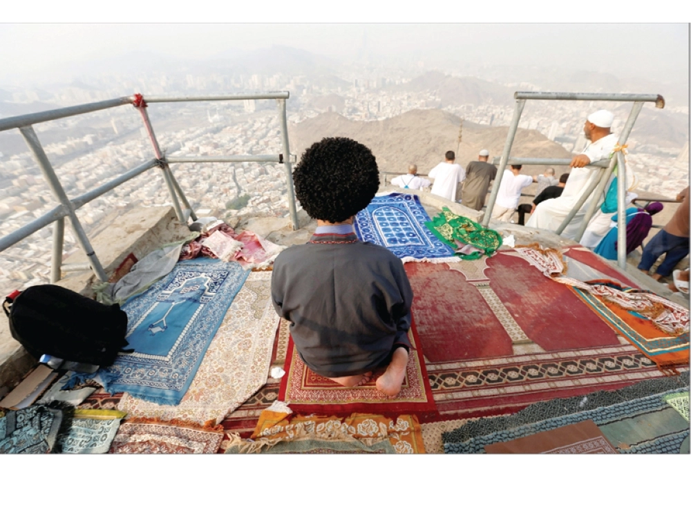 حاج في جبل النور أمس (رويترز)