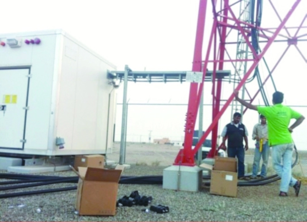 فنيون أثناء صيانة أحد الأبراج                                                        (مكة)