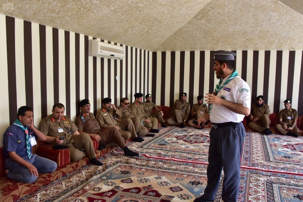 عدد من الضباط يستمعون للشرح  (واس) 