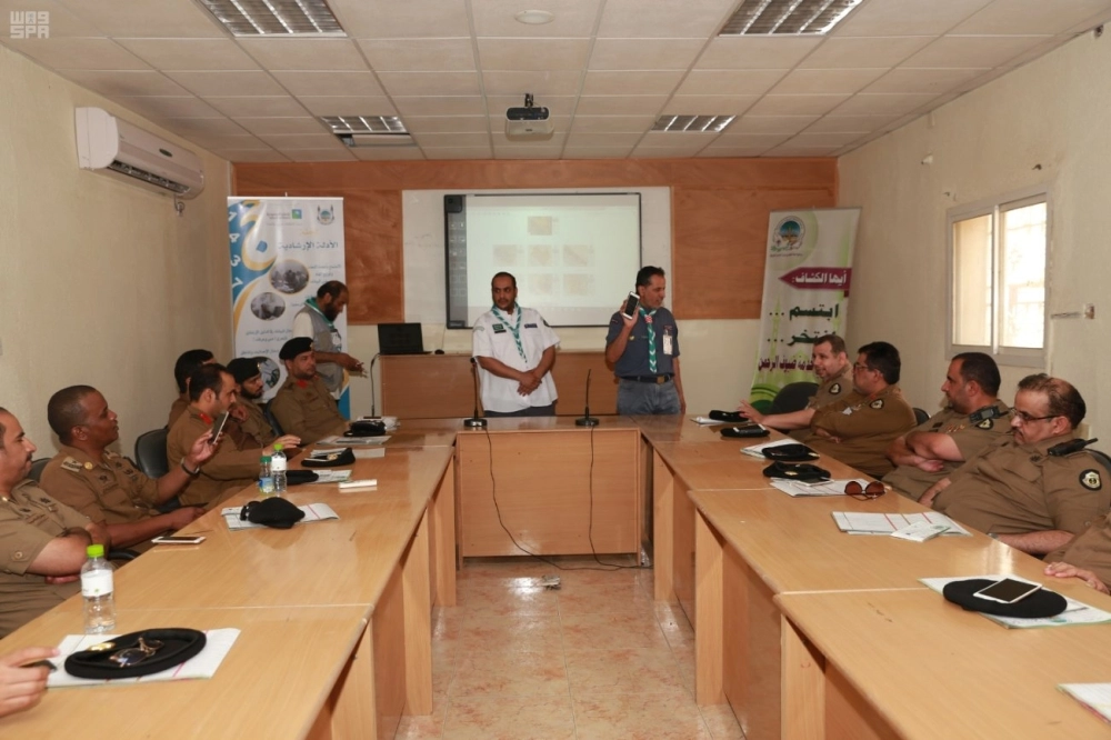 قائد كشفي يشرح للضباط آليات البرنامج   (واس) 