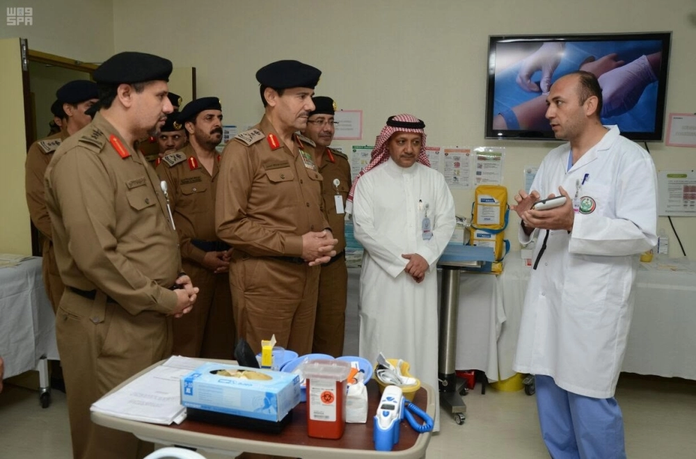 وخلال تفقده مستشفى قوى الأمن بالمشاعر  (واس) 