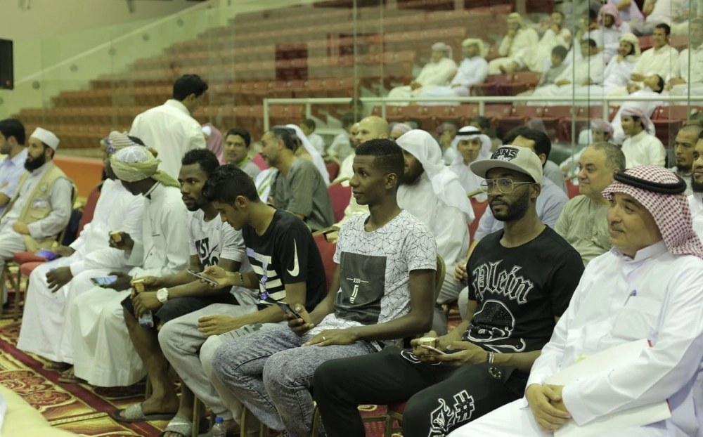 لاعبو الوحدة خلال حضورهم الحفل اليوم