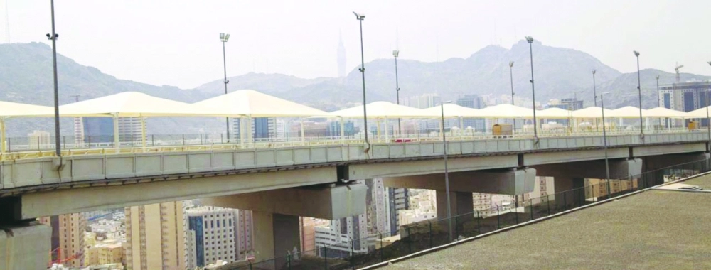 ممرات المشاة الموصلة لمحطات قطار المشاعر بعد تظليلها                                                                                            (واس) 