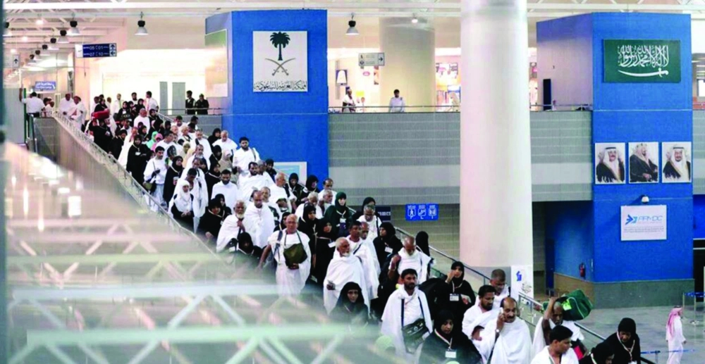 حجاج لدى وصولهم جوا    (واس)