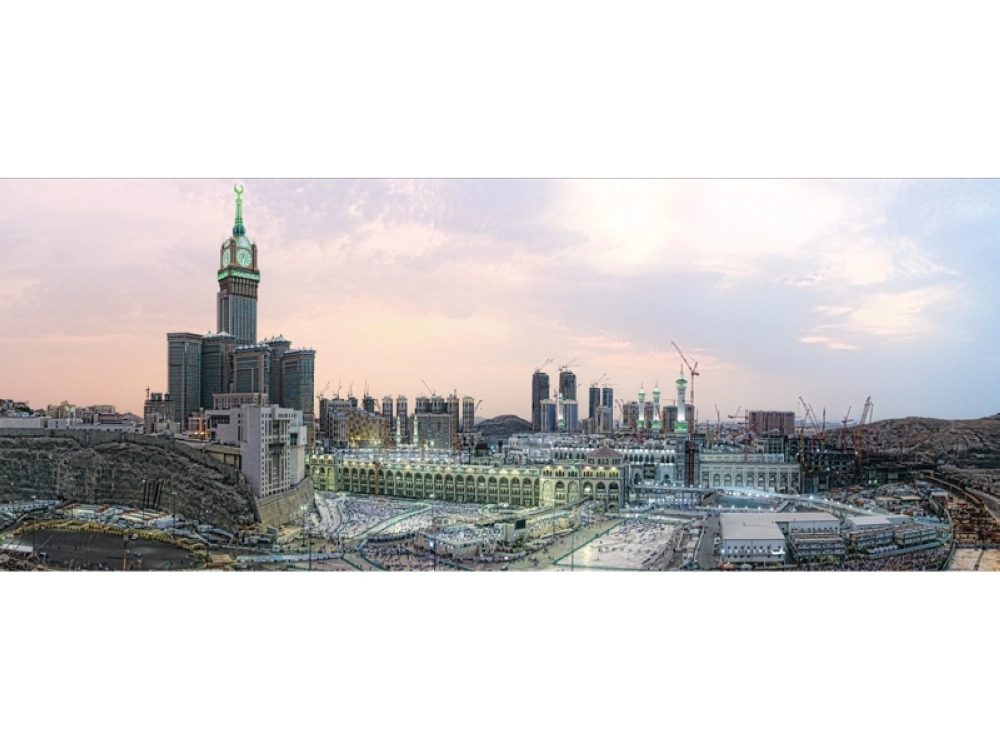 ضيوف الرحمن في ساحات توسعة الحرم المكي أمس بعدما وجه خادم الحرمين بالاستفادة منها خلال موسم الحج (أنس الحارثي)