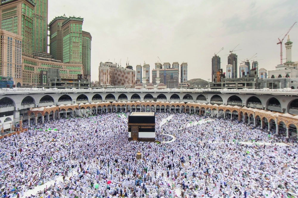 صحن المطاف في الحرم المكي امتلأ بالمصلين أمس                      (مكة)